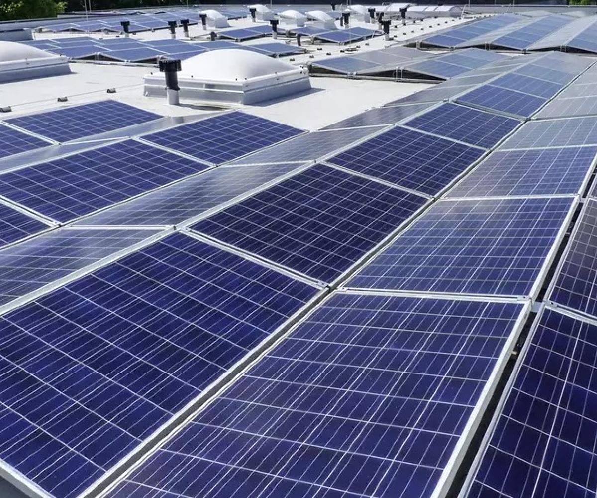Toiture solaire 220 kVA - Bessèges - Construction d’une installation photovoltaïque sur toiture plate - Cayrol Energie