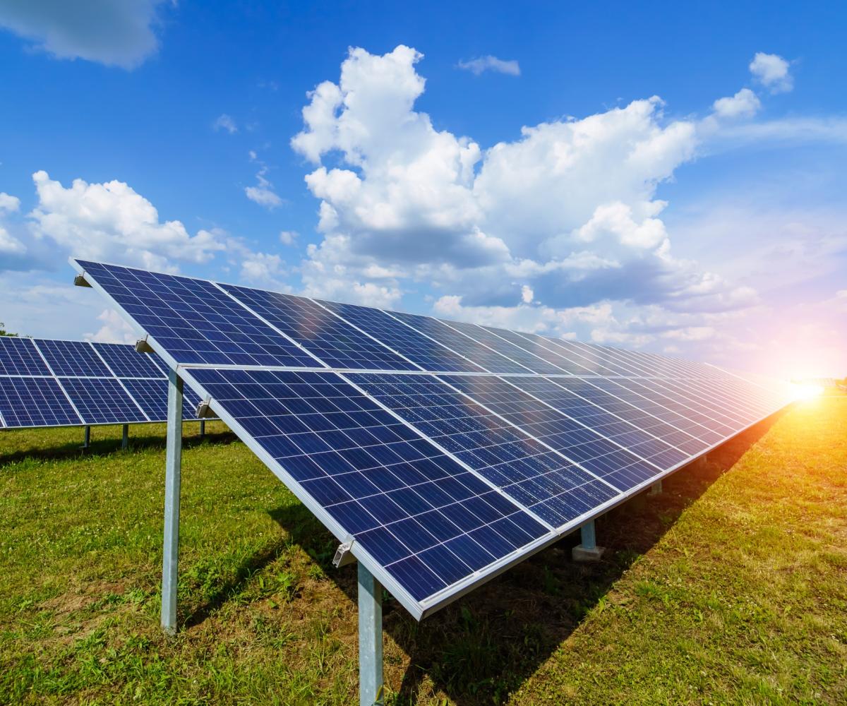 Centrale photovoltaïque au sol et panneaux solaires au sol - Solutions d'énergies renouvelables pour les agriculteurs, industriels et collectivités