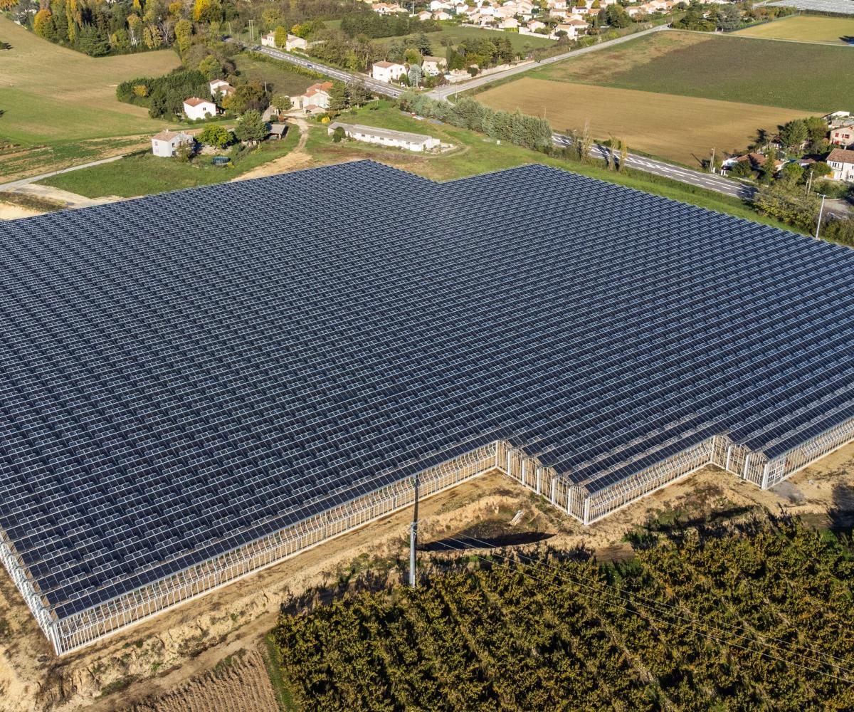 Serres photovoltaïques et Agrivoltaïsme - Panneaux solaires pour l'agriculture - Solutions d'énergies renouvelables pour les agriculteurs, industriels et collectivités