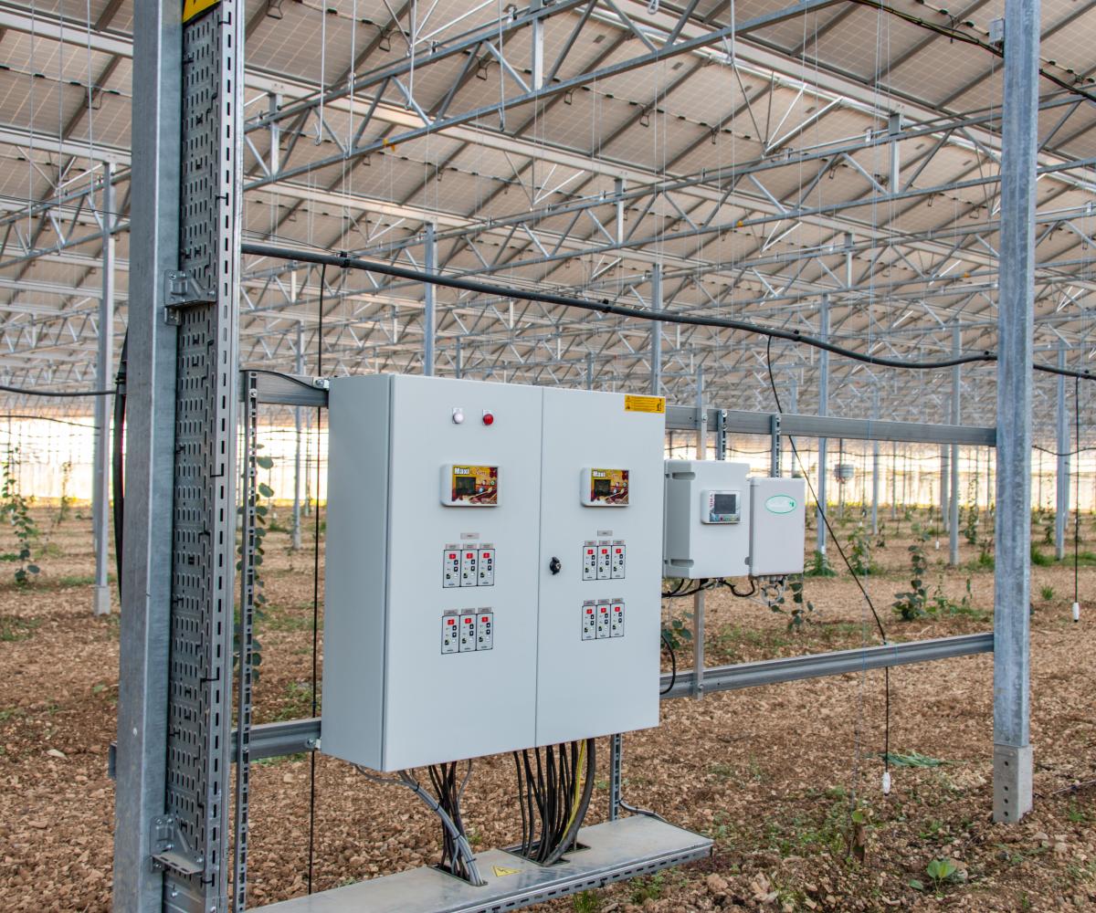 Serres photovoltaïques et Agrivoltaïsme - Panneaux solaires pour l'agriculture - Solutions d'énergies renouvelables pour les agriculteurs, industriels et collectivités