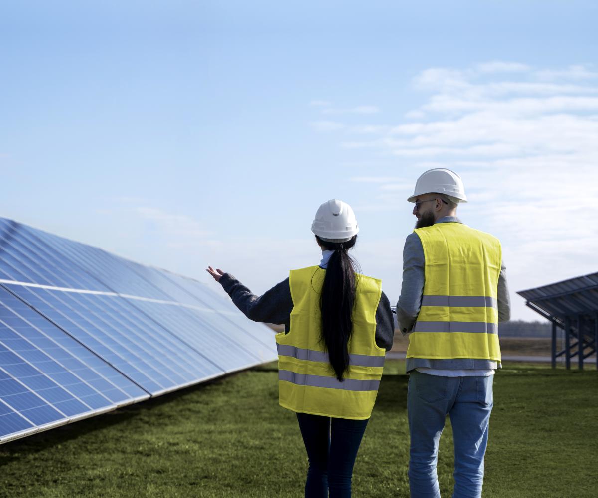 Centrale photovoltaïque au sol et panneaux solaires au sol - Solutions d'énergies renouvelables pour les agriculteurs, industriels et collectivités