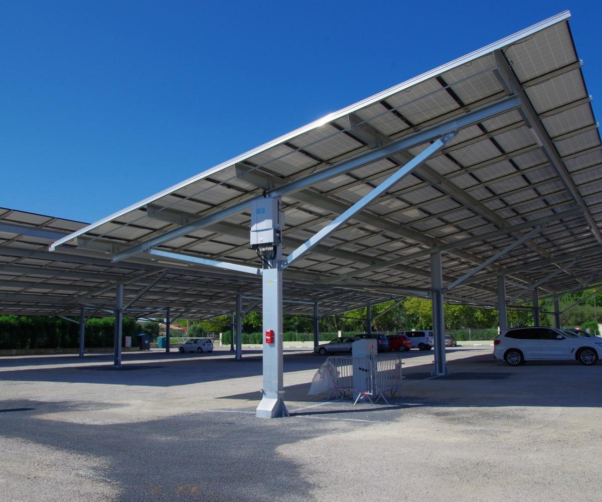 Ombrières photovoltaïques - Panneaux solaires - Solutions d'énergies renouvelables pour les agriculteurs, industriels et collectivités