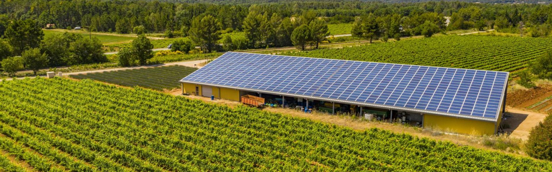 Hangar photovoltaïque - Panneaux solaires - Solutions d'énergies renouvelables pour les agriculteurs