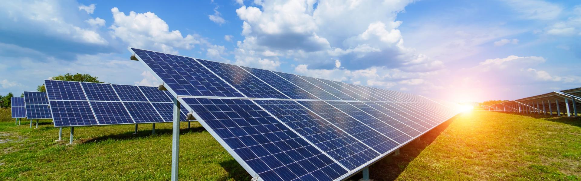 Centrale photovoltaïque au sol et panneaux solaires au sol - Solutions d'énergies renouvelables pour les agriculteurs, industriels et collectivités