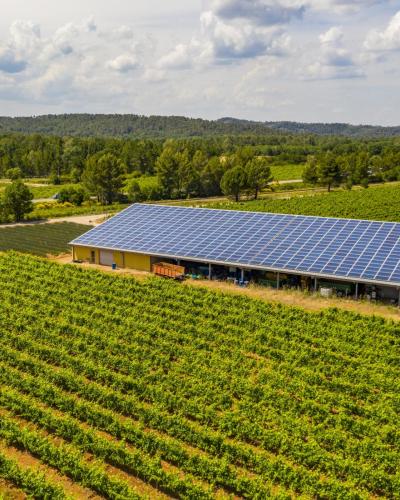 Hangar photovoltaïque - Panneaux solaires - Solutions d'énergies renouvelables pour les agriculteurs
