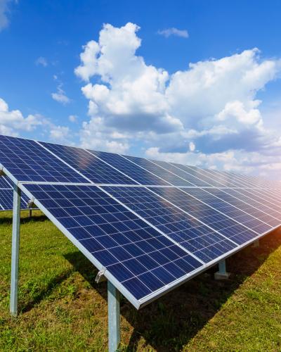 Centrale photovoltaïque au sol et panneaux solaires au sol - Solutions d'énergies renouvelables pour les agriculteurs, industriels et collectivités