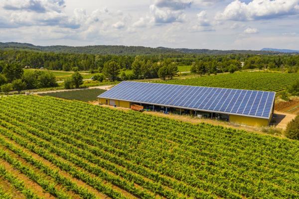 Hangar photovoltaïque - Panneaux solaires - Solutions d'énergies renouvelables pour les agriculteurs