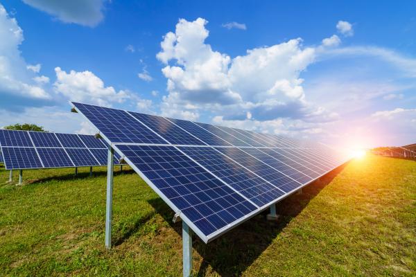 Centrale photovoltaïque au sol et panneaux solaires au sol - Solutions d'énergies renouvelables pour les agriculteurs, industriels et collectivités
